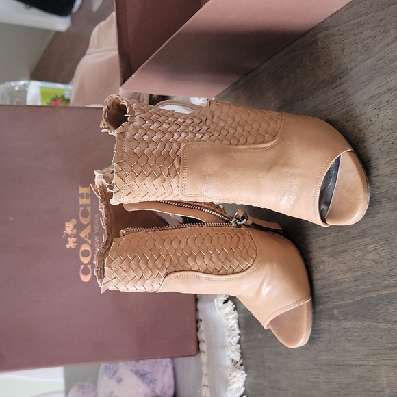 Size 7B coach heels.  Leather. - Picture 2 of 5